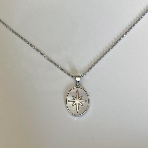 Jewelry - Silver Oval Star Pearl Pendant Necklace!